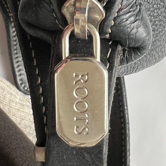 ROOTS Small Crossbody Bag Leather Dark Blue Pebbled Zip Closure - Picture 4 of 7